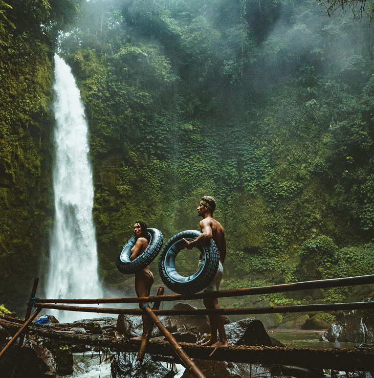 couple_by_waterside