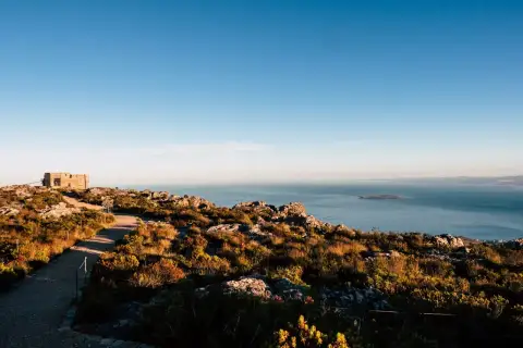 cliff_under_beatiful_sunset