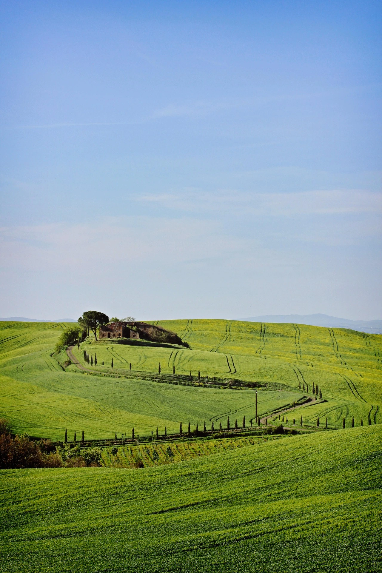 Depicts the Rolling Hills for a destination guide