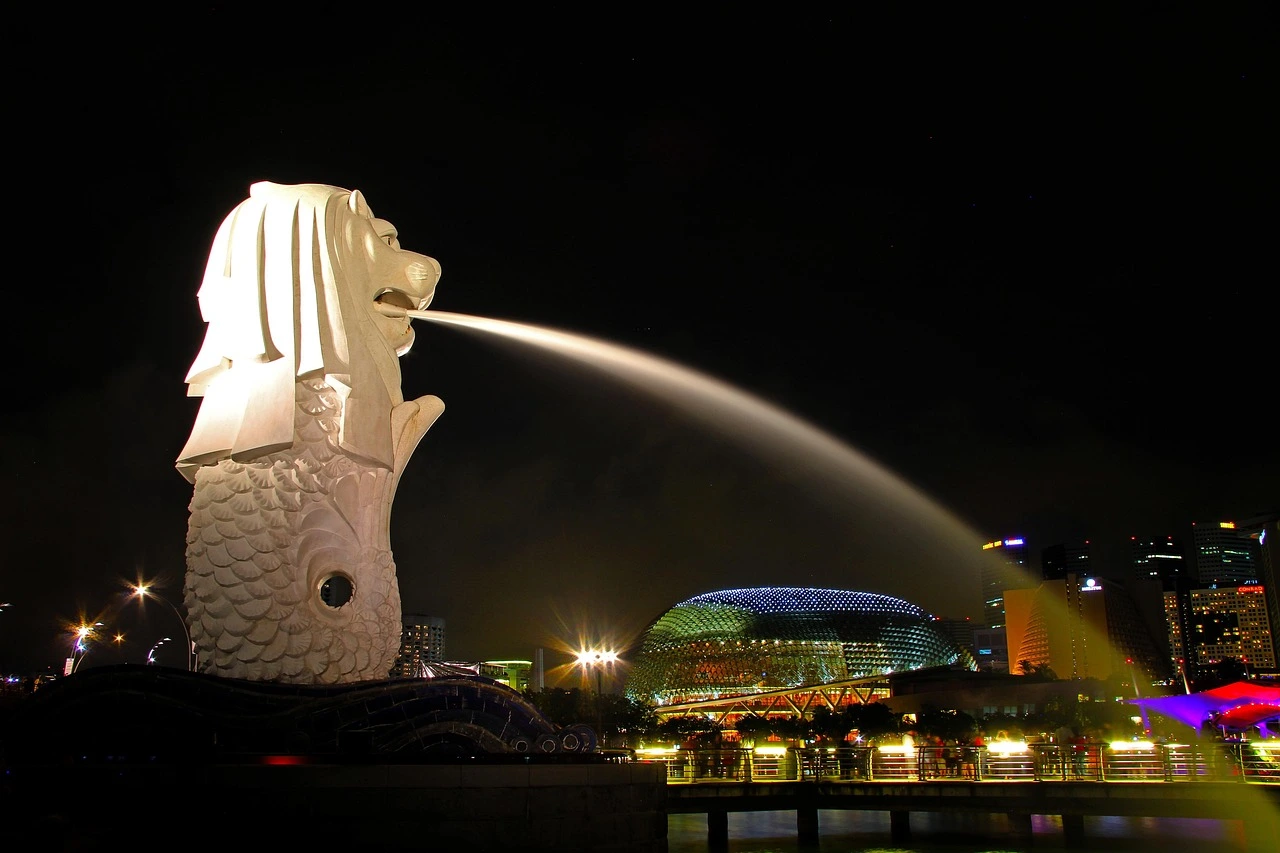 Merlion statue in singapore featured
