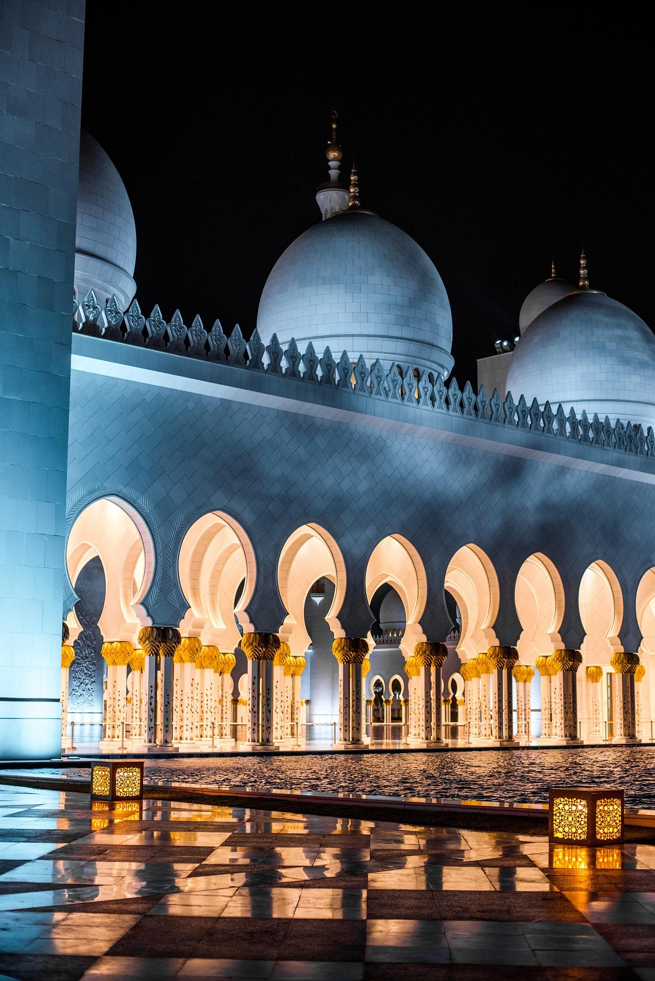 Sheikh Zayed Grand Mosque in Abu Dhabi for a destination guide