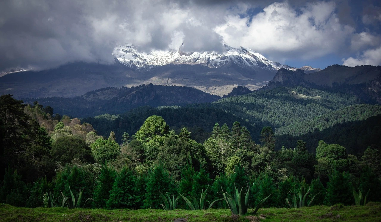 Snow cape diztaccihutl volcano in mexico featured