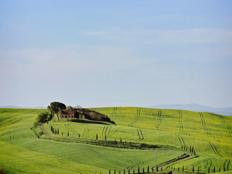 Depicts the Rolling Hills for a destination guide