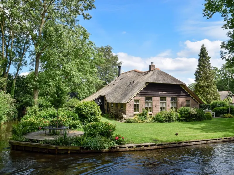 Giethoorn - The Dutch Venice for a destination guide
