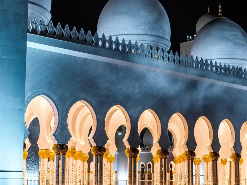 Sheikh Zayed Grand Mosque in Abu Dhabi for a destination guide