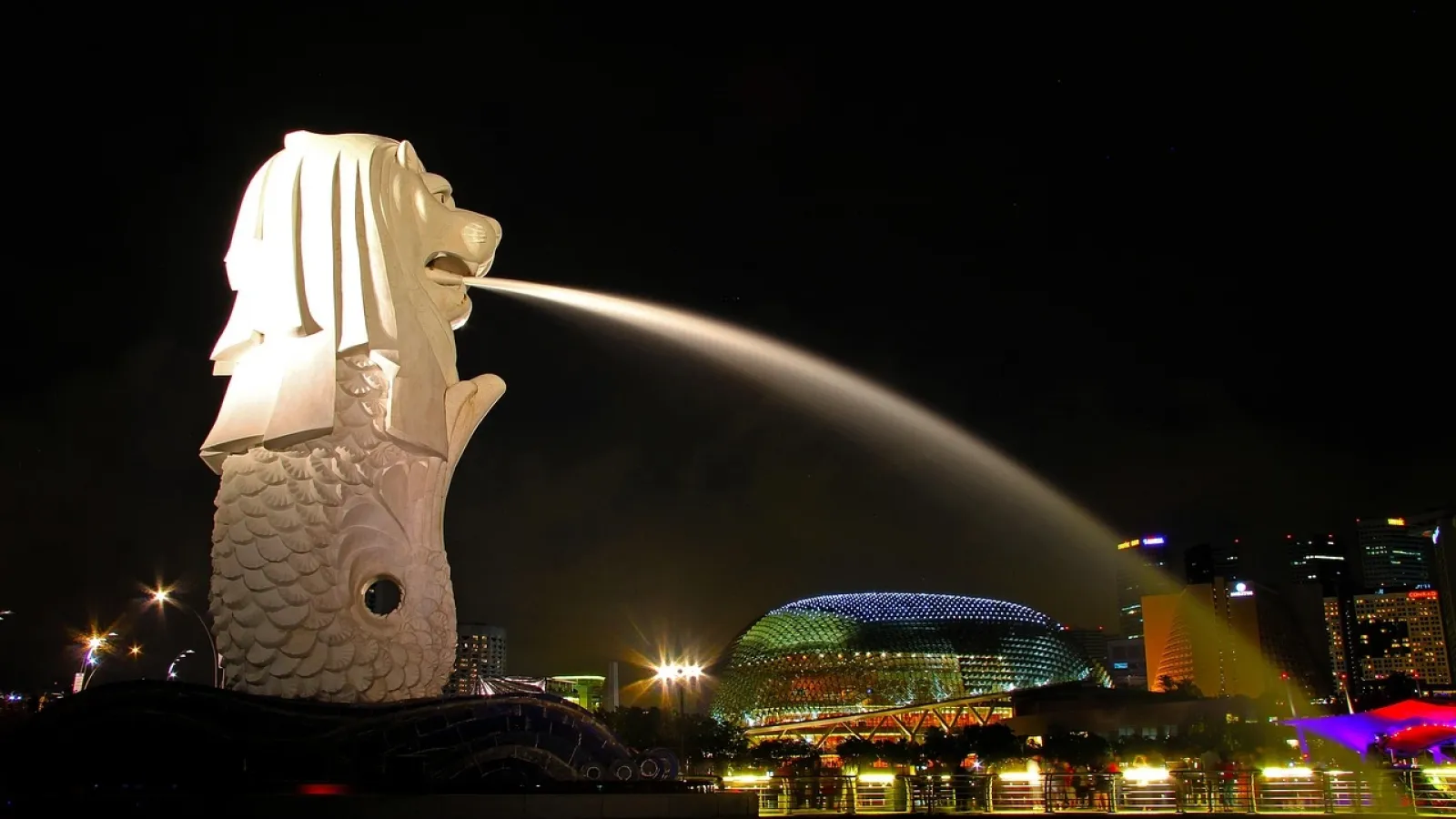 Merlion statue in singapore featured
