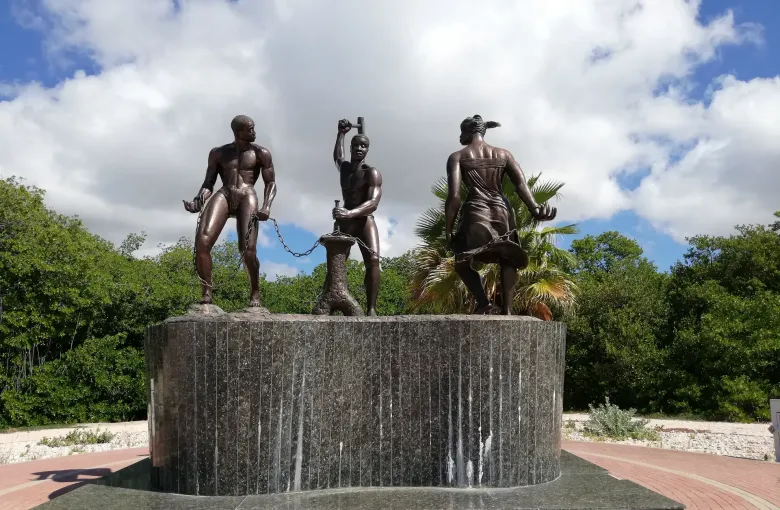 The bronze figures of the Desenkadená monument in Parke di Lucha pa Libertat, Curaçao.