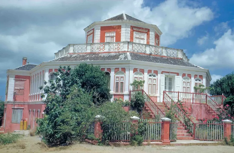 The octagonal pink and white plantation house of Landhuis Groot Davelaar, Curaçao.