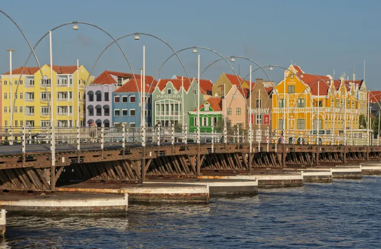 The Queen Emma pontoon bridge swung across Sint Anna Bay in Willemstad, linking Otrobanda to Punda on floating pontoons.