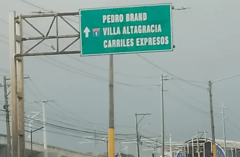 A green overhead sign on the Autopista Duarte points to Pedro Brand and Villa Altagracia above express lanes.