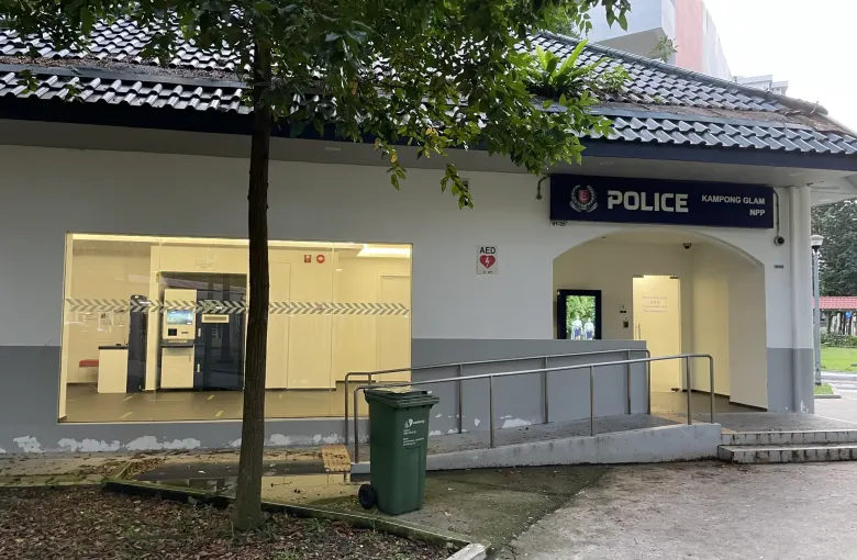 A single story Neighbourhood Police Post in Kampong Glam, Singapore, with a ramp to its entrance and a tiled roof.